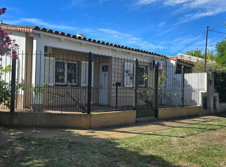 Venta Casa 3 Ambientes con Cochera en Quilmes - 2