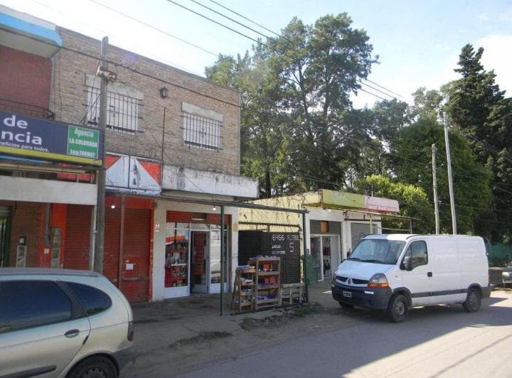 Venta en Bloque - 4 Locales Comerciales y Vivienda - 5