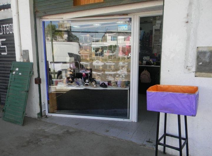 Venta en Bloque - 4 Locales Comerciales y Vivienda - 4