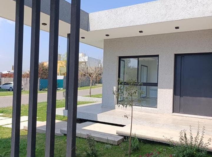 Casa en Venta en Las Cañitas Barrio Privado de 2 Dorm. - 2