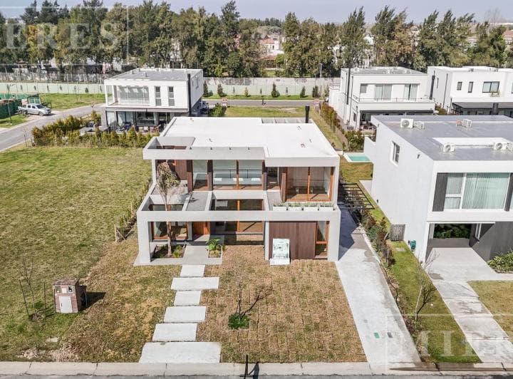 Casa en Venta a Estrenar en El Barrio Carpinchos, Nordelta - 3