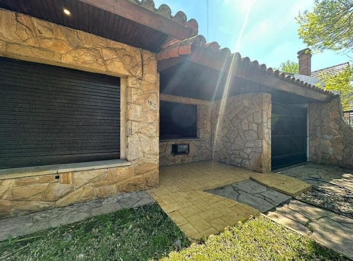 En Venta Casa con Parque, Cochera y Excelente Ubicación - 5