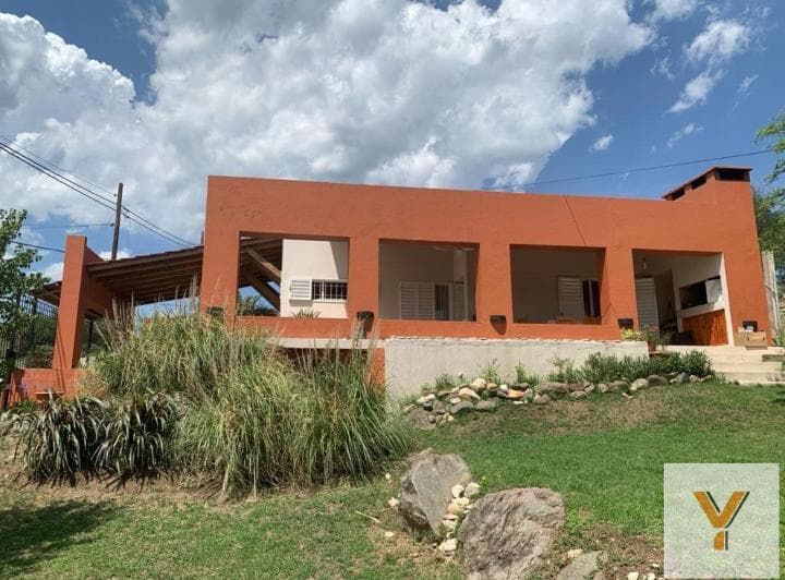 Casa en Venta - 4 Dorm. 3 Baños - Villa Carlos Paz - 2