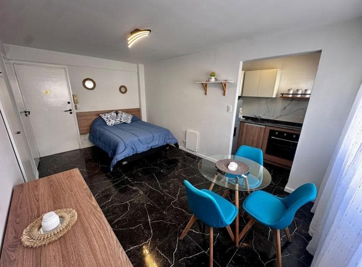 1 Ambiente Externo con Ventanal - Reciclado y Equipado. - 2