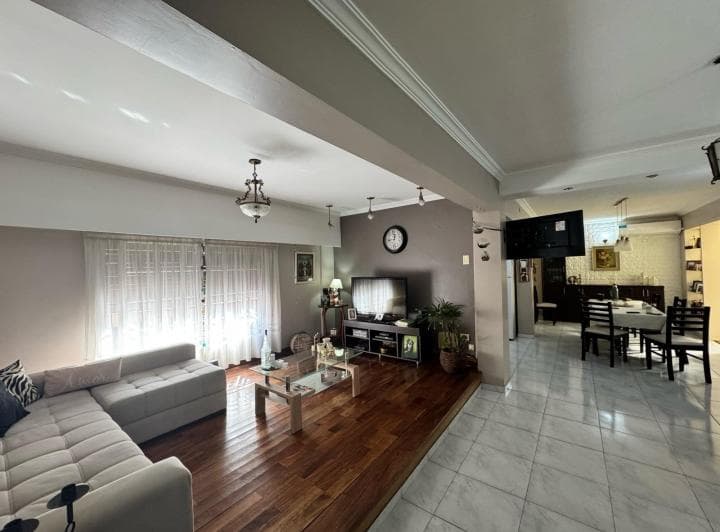 Casa 4 Dorm., Cochera, Patio y Local en Belgrano - 2