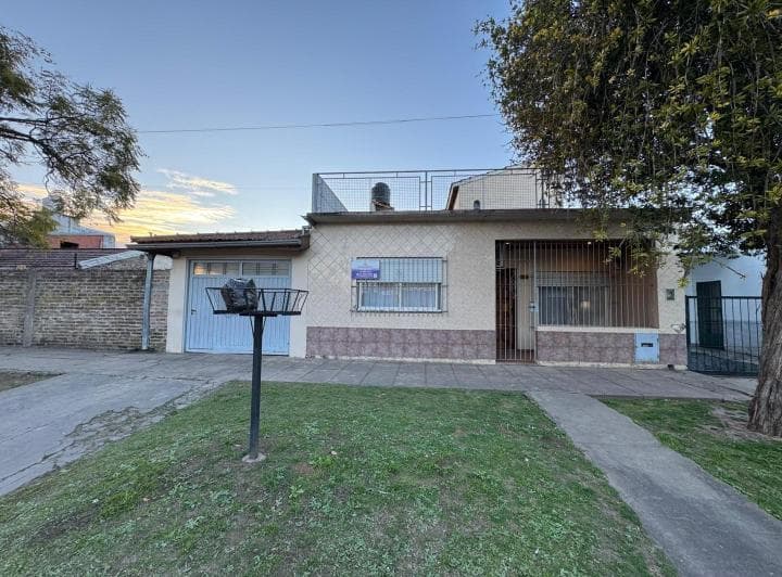 Adg. Casa Apta Crédito 4 Ambientes en San Miguel - 2