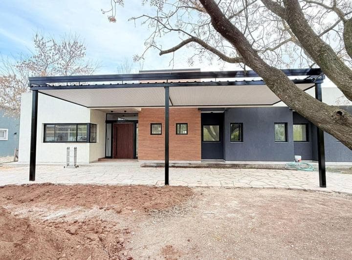 Vende Imponente Casa Haras del Sol 241 m² Cub - 2