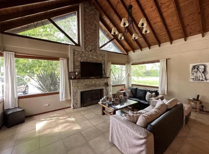 Casa de 6 Ambientes en Alquiler en Rumenco - 2
