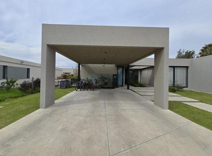 Venta · Casa · 4 Dorm. · Jardín · Pisicina · Puerto Roldán - 3