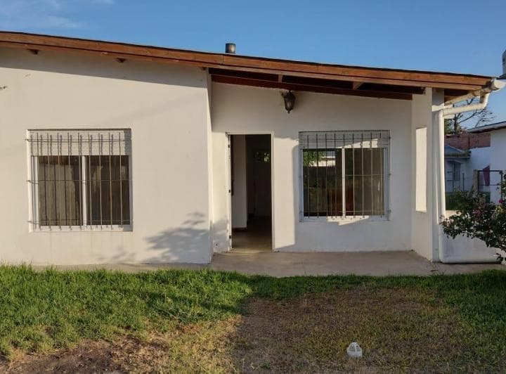 Venta en Block 3 Casas de 3 Amb en Barrio Las Lomas con Renta - 2