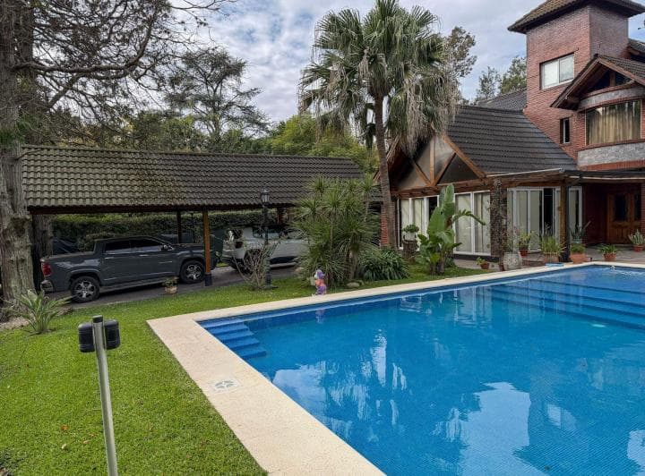 Venta Permuta Casa de Categoria 7 Ambientes Leloir - 2