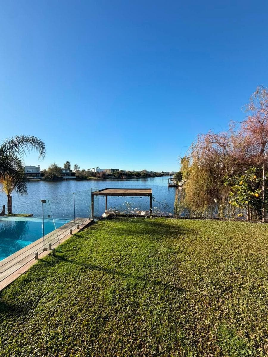 Espectacular casa sobre el lago en Los Alisos - Nordelta