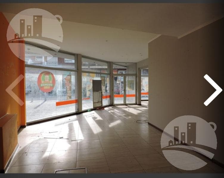 3 Locales en esquina y Dto. a estreñar / 550 Mts2